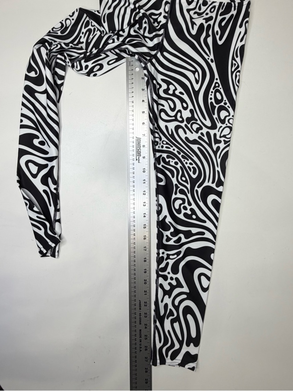 Fierce Pulse Women’s size Medium Black & White Swirl Pattern Leggings. Like new! - Picture 3 of 6